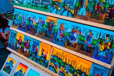 Gün batımında şehrin güzel manzarası. Yüksek kaliteli fotoğraf, Tuna Nehri arka planda yüksek ağaçların kayan tepelerle buluştuğu bir manzaranın içinde kıvrılır. Gökyüzü 