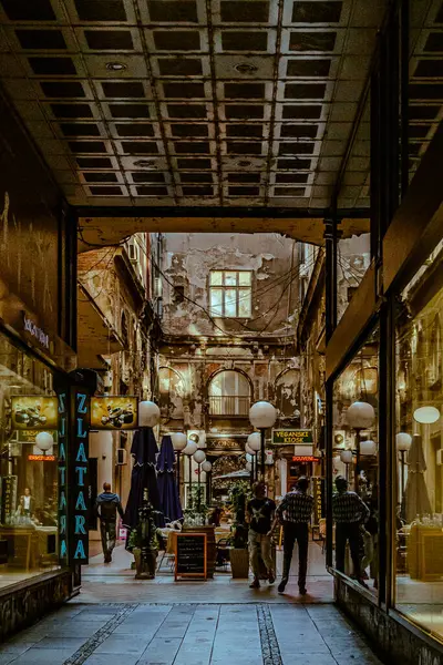 Kalabalık kalabalıklar kavşaktaki kalabalık yaya geçidinde yürüyorlar. Yüksek kalite fotoğraf