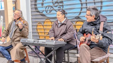 Şehrin önünde bir grup müzisyen.