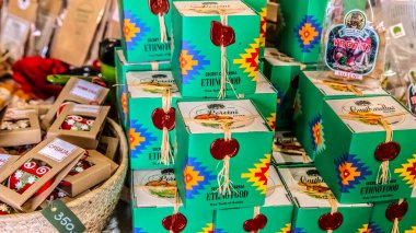 Milan, İtalya - Kasım 0 5, 2 0 17: Milan 'ın gıda pazarındaki bir dükkanda hediye kutusu