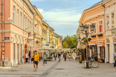 Vilnius, Litvanya - Ağustos 23, 2017: Litvanya 'nın Vilnius şehrinde yürüyen insanlar