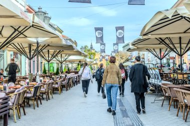İstanbul, Türkiye - Eylül 09, 22 017: İstanbul 'un eski ilçesinde sokakta yürüyen insanlar