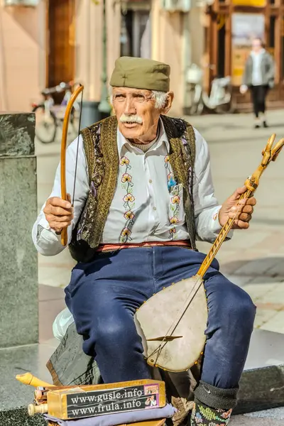 Müzisyen sokakta müzik çalıyor..