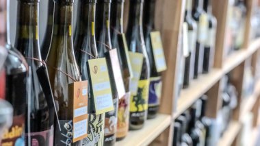 Mağazadaki bir rafta şarap şişeleri. Yüksek kalite fotoğraf