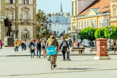 Vilnius 'taki eski şehrin sokaklarında yürüyen insanlar.