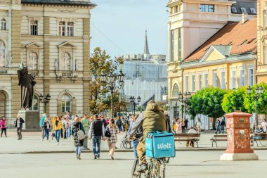 Prag, Czech Cumhuriyeti - 10 Ağustos 2016: İnsanlar ve turistler eski kasaba meydanında yürüyorlar, Prag, Czech