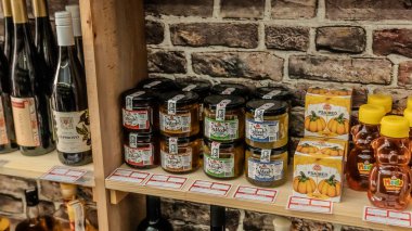 Mağazadaki bir rafta şarap şişeleri. Yüksek kalite fotoğraf