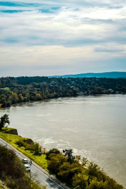 Sırbistan 'ın Novi Sad kentindeki Tuna Nehri manzarası