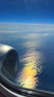 Pencereden uçağın kanat görüntüsü