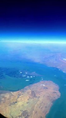 Denizin üzerindeki güzel gökyüzü