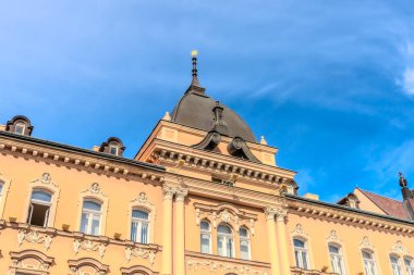 Tuna Nehri üzerindeki ikonik köprüsü ile Novi Sad 'ın panoramik şehir manzarası nefes kesici bir manzaradır. Bu avantajlı noktadan itibaren şehir, nehrin iki yakasını birbirine bağlayan zarif Varadin Köprüsü ile gökyüzünün altına yayılır. Yüksek kalite pho