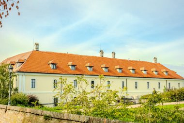 Petrovaradin Tepesi 'ne kurulan kale kenti izlerken, Novi Sad' ın büyüleyici caddeleri ve modern binaları tarihin ve çağdaş yaşamın mükemmel bir karışımını yaratıyor. Yüksek kalite fotoğraf