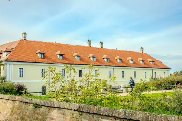 Petrovaradin Tepesi 'ne kurulan kale kenti izlerken, Novi Sad' ın büyüleyici caddeleri ve modern binaları tarihin ve çağdaş yaşamın mükemmel bir karışımını yaratıyor. Yüksek kalite fotoğraf