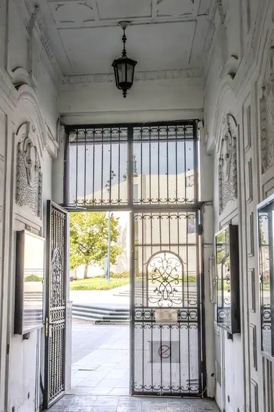 Tuna Nehri üzerindeki ikonik köprüsü ile Novi Sad 'ın panoramik şehir manzarası nefes kesici bir manzaradır. Bu avantajlı noktadan itibaren şehir, nehrin iki yakasını birbirine bağlayan zarif Varadin Köprüsü ile gökyüzünün altına yayılır. Yüksek kalite pho