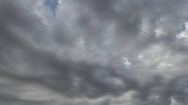 Yağmurdan veya kardan önce fırtınalı bulutları olan güzel, karanlık, dramatik bir gökyüzü. Fırtına cenneti manzarası. Zaman ayarlı. Yüksek kalite fotoğraf