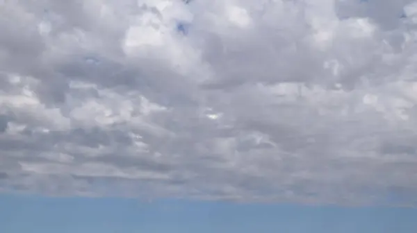 Yağmurdan veya kardan önce fırtınalı bulutları olan güzel, karanlık, dramatik bir gökyüzü. Fırtına cenneti manzarası. Zaman ayarlı. Yüksek kalite fotoğraf