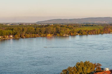 Nehir çatıları ağaçlar. Yüksek kalite fotoğraf
