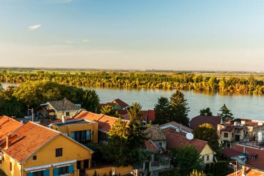 Nehir çatıları ağaçlar. Yüksek kalite fotoğraf