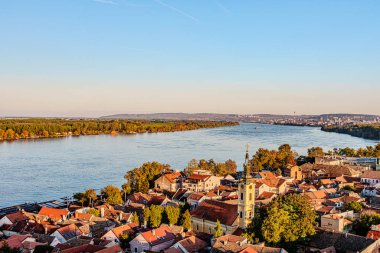 Nehir çatıları ağaçlar. Yüksek kalite fotoğraf