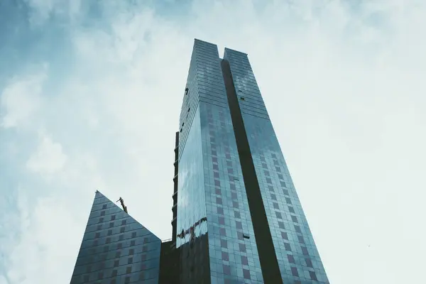 Modern bina, cam ön cephe çelik desenli mimari detayları. Yüksek kalite fotoğraf