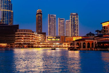 Panoramik ufuk çizgisi ve boş lagünü olan modern ticari binalar. Geceleri şehir manzarası. Yüksek kalite fotoğraf