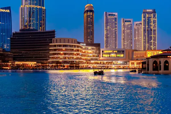 Panoramik ufuk çizgisi ve boş lagünü olan modern ticari binalar. Geceleri şehir manzarası. Yüksek kalite fotoğraf