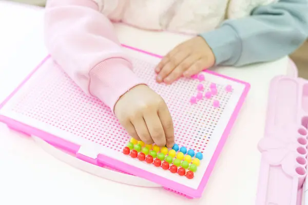 Kız eğitici oyunlar oynuyor. Yüksek kalite fotoğraf