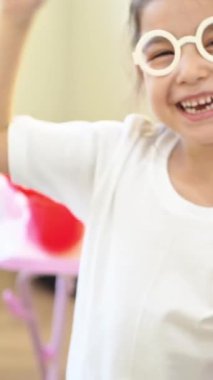 Küçük kız kalp şeklinde bir jest yapıyor