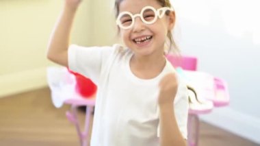 Odada gözlüklü hoş bir kız var.