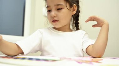 sevimli kız kağıt üzerine çizim