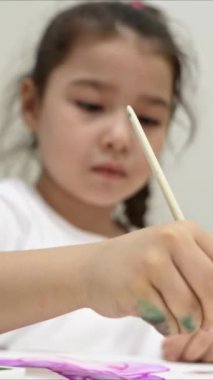 Kız fırçayla çiziyor