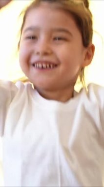 Odadaki mutlu küçük kızın portresi.