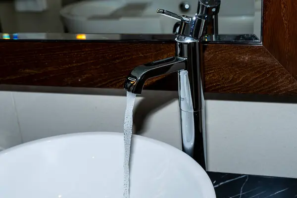 Modern kare lavabo banyoda. Yüksek kalite fotoğraf