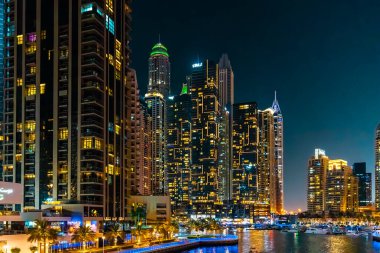 Gün batımında Dubai Marina Panoraması 'nda. Yüksek kalite fotoğraf