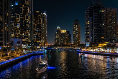 Gün batımında Dubai Marina Panoraması 'nda. Yüksek kalite fotoğraf