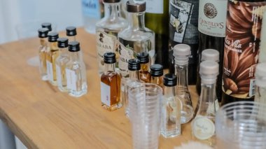 Süpermarkette. Sıralar dolusu şarap müşterileri bekliyor. Yüksek kalite fotoğraf