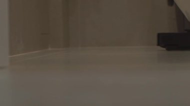 Yuvarlak robot süpürgesi banyoda düzenli olarak hareket ediyor, sensörleri toz ve saç taraması yapıyor. Yüksek kalite 4k görüntü