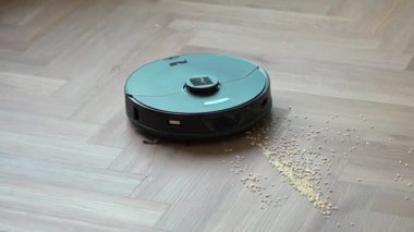 Yuvarlak robot süpürgesi banyoda düzenli olarak hareket ediyor, sensörleri toz ve saç taraması yapıyor. Yüksek kalite 4k görüntü