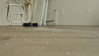 Yuvarlak robot süpürgesi banyoda düzenli olarak hareket ediyor, sensörleri toz ve saç taraması yapıyor. Yüksek kalite 4k görüntü