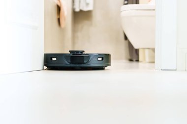 Robot elektrikli süpürge daireyi belli bir zamanda otomatik olarak temizliyor. Akıllı ev. Yüksek kalite fotoğraf