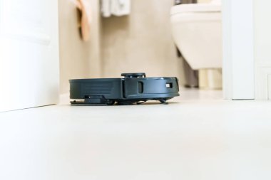 Robot elektrikli süpürge daireyi belli bir zamanda otomatik olarak temizliyor. Akıllı ev. Yüksek kalite fotoğraf