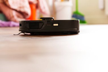 Robot elektrikli süpürge daireyi belli bir zamanda otomatik olarak temizliyor. Akıllı ev. Yüksek kalite fotoğraf