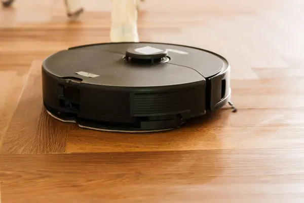 Robot elektrikli süpürge daireyi belli bir zamanda otomatik olarak temizliyor. Akıllı ev. Yüksek kalite fotoğraf