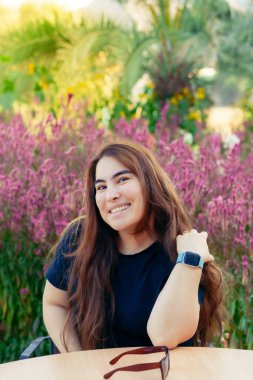 Bir tarlada kameraya gülümseyen mutlu kadın. Yüksek kalite fotoğraf