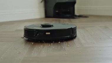 Elektrikli süpürgeyle odada temizleyici.