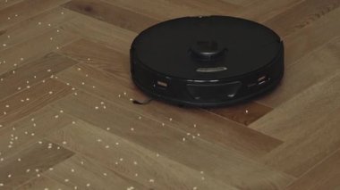 Yerde robot temizleyici var.