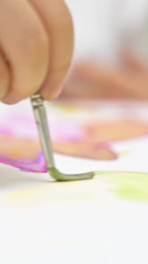 Beyaz kağıda ressamların el çizimlerini kapat