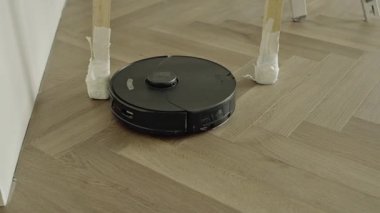 Elektrik süpürgesi yerde.