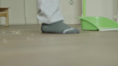 Banyoda bir adamın bacaklarını kapat.