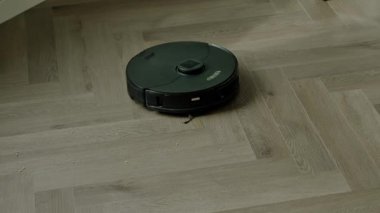 Robotik elektrikli süpürge yeri temizliyor.